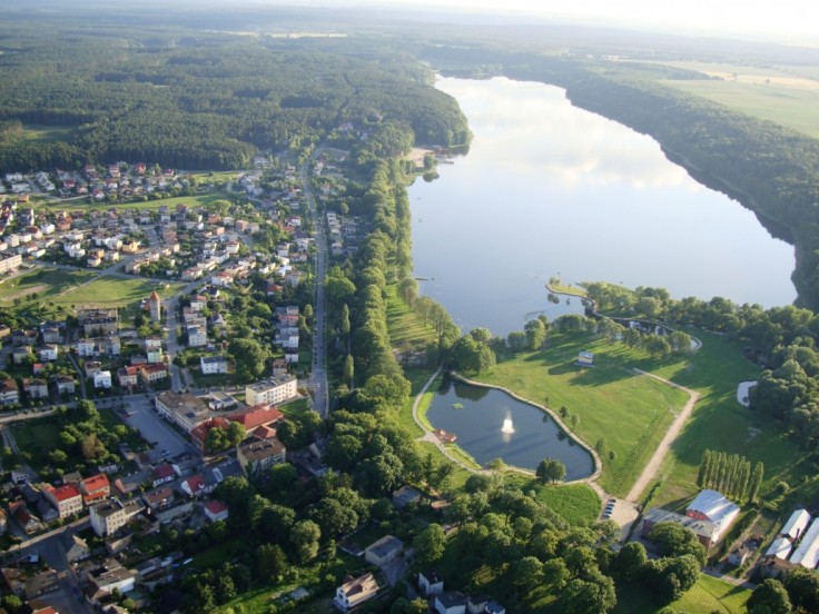 Lidzbark z lotu ptaka. U dołu zdjęcia "Małe Jeziorko" i park wypoczynkowo-rekreacyjny - miejsce Festiwalu (źródło: www.lidzbark.pl)